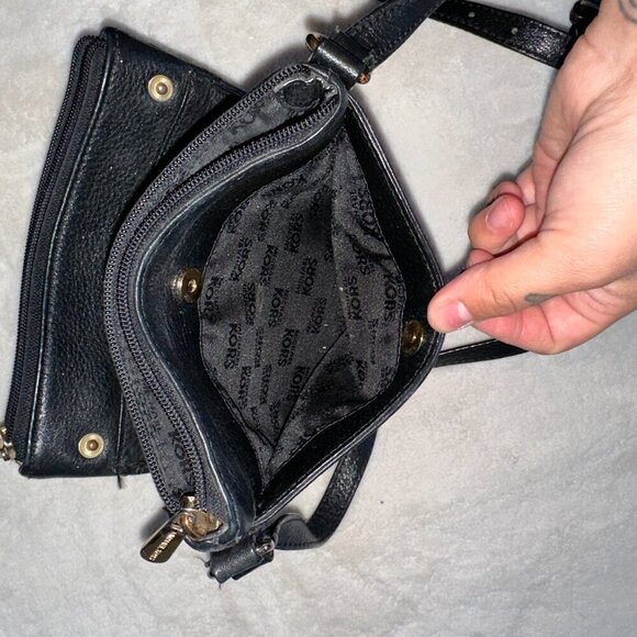 Elevate your style with this stunning Michael Kors crossbody bag. Crafted from l - Picture 4 of 13